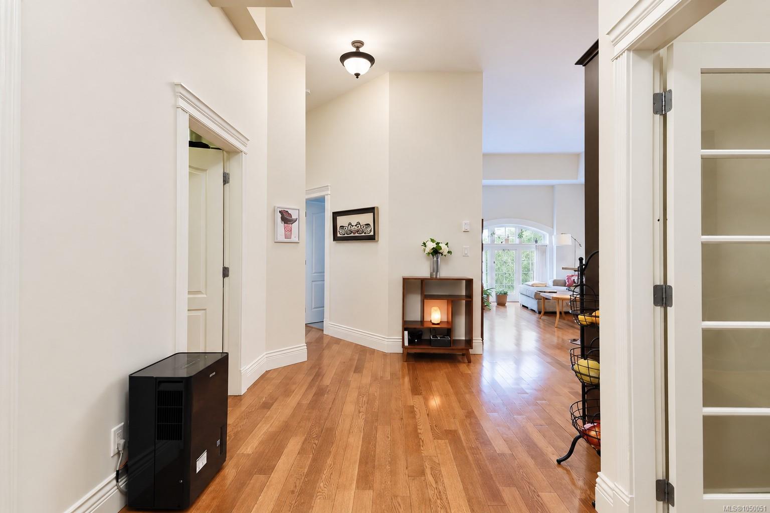 209-1602 Quadra St — listing photo 4 of 15