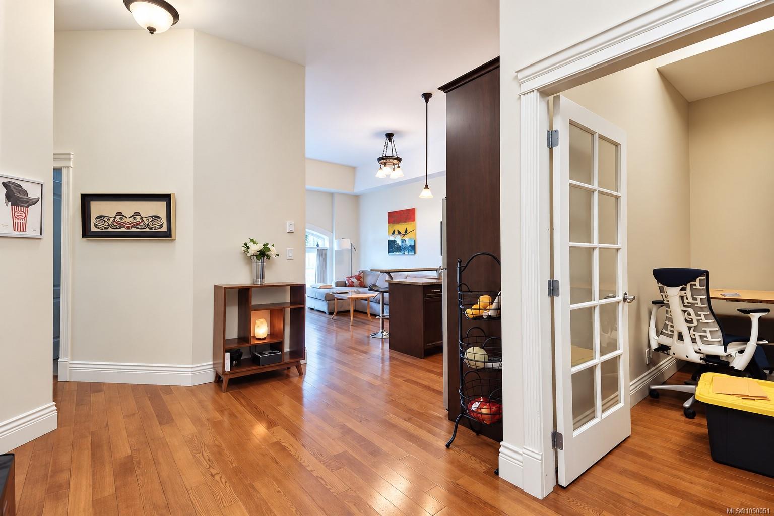 209-1602 Quadra St — listing photo 5 of 15