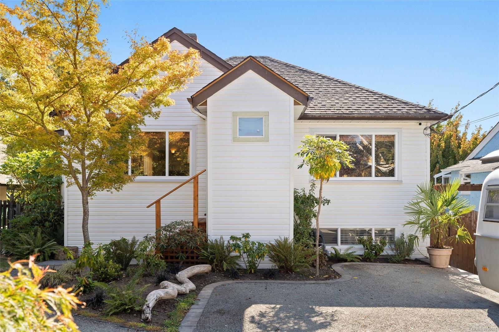 3015 Earl Grey St — listing photo 2 of 43