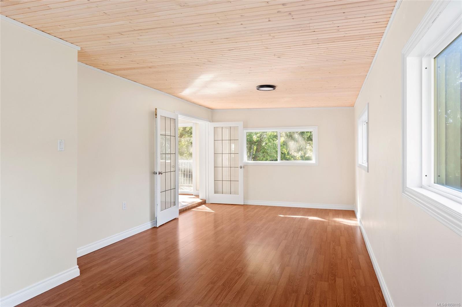 1055 Clarke Rd — listing photo 11 of 43