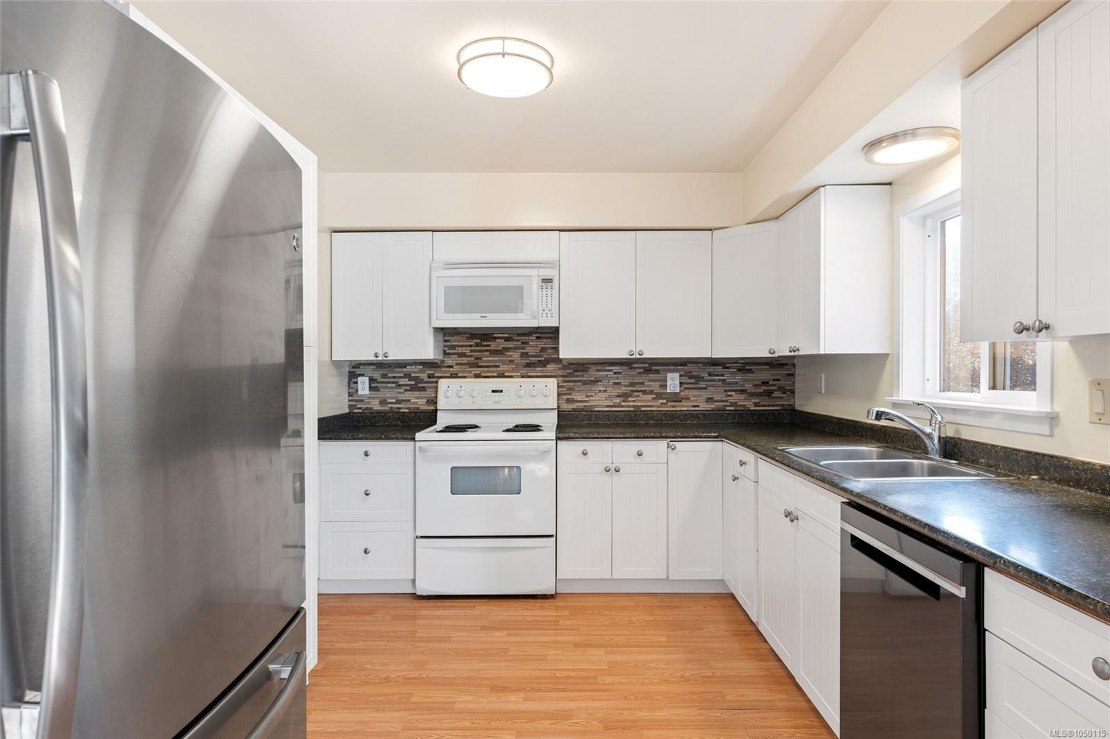 1055 Clarke Rd — listing photo 12 of 43