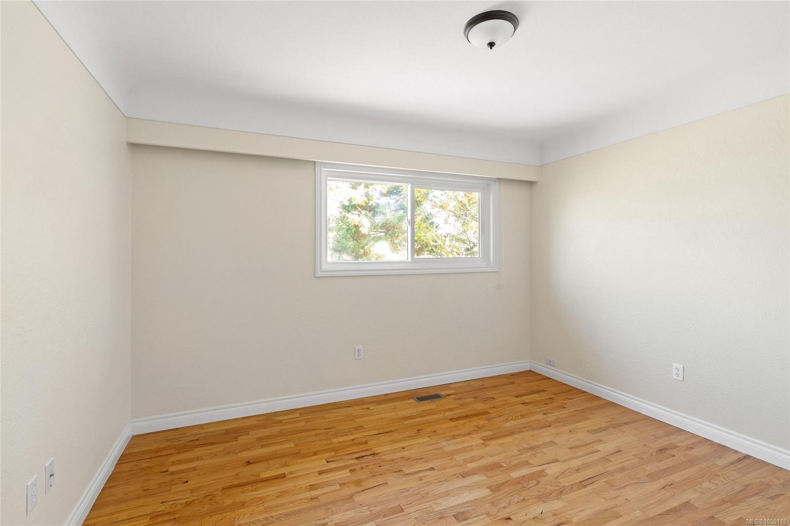 1055 Clarke Rd — listing photo 14 of 43