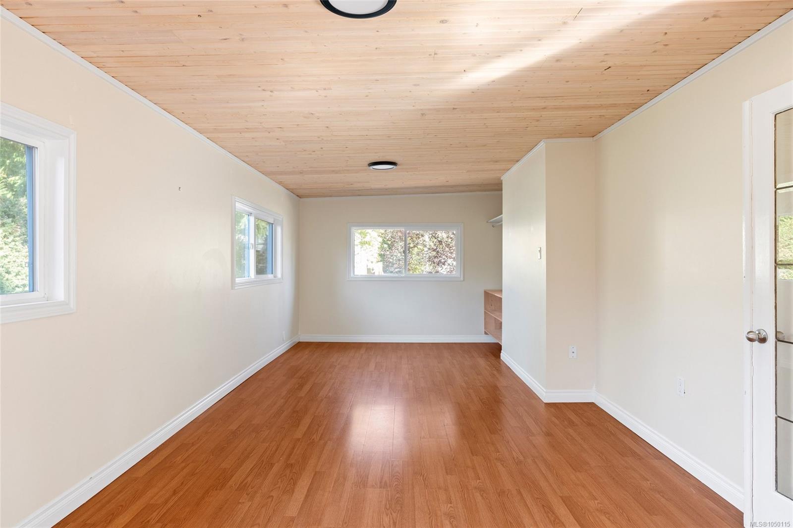 1055 Clarke Rd — listing photo 10 of 43