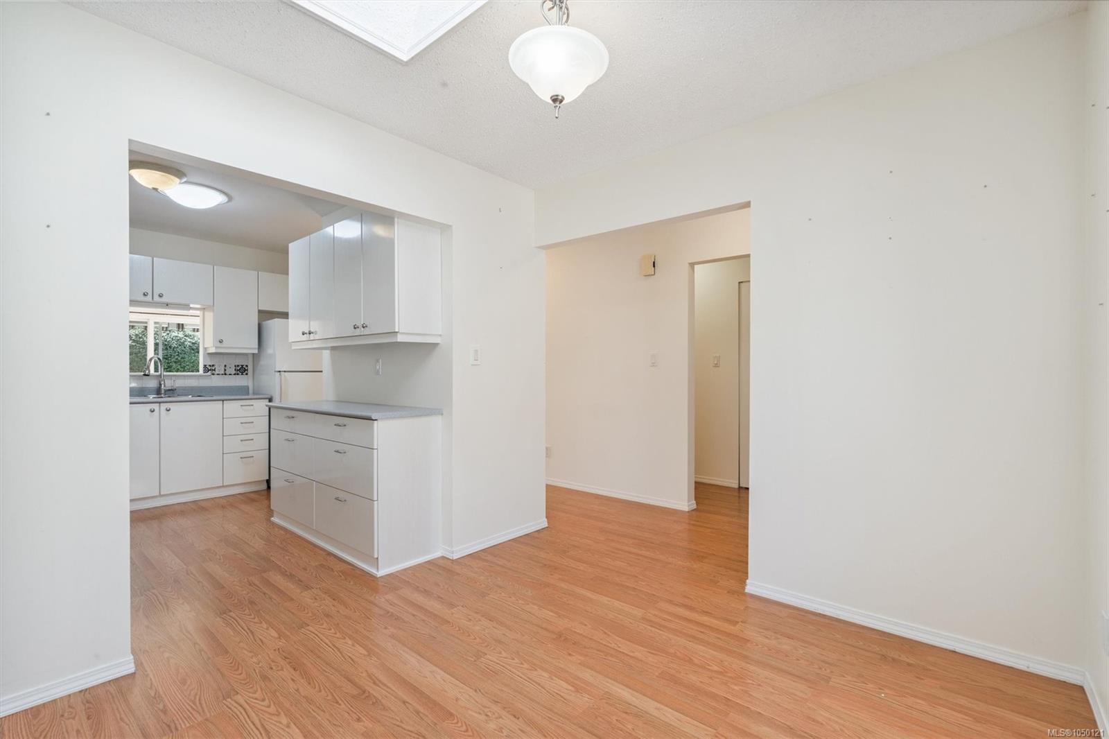 4-1184 Clarke Rd — listing photo 6 of 37
