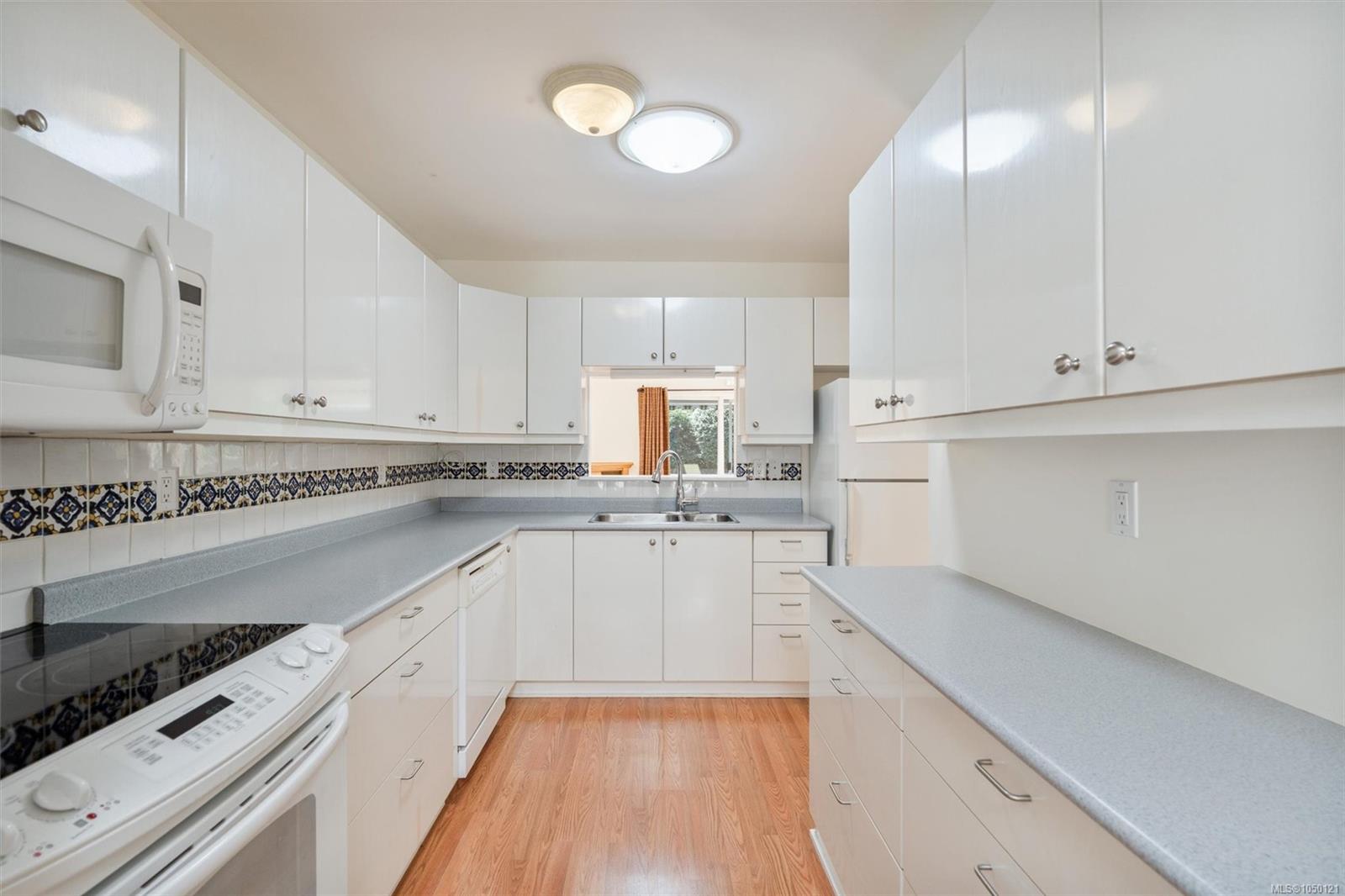 4-1184 Clarke Rd — listing photo 7 of 37
