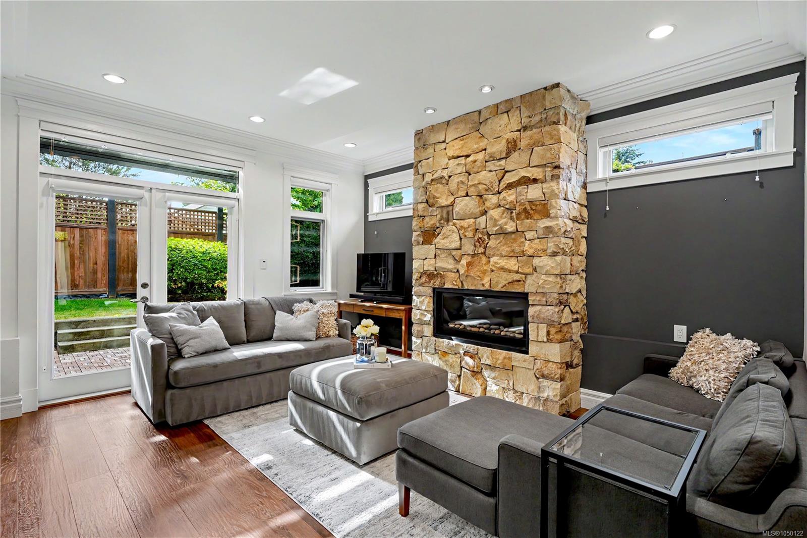 4-2622 Shelbourne St — listing photo 2 of 35