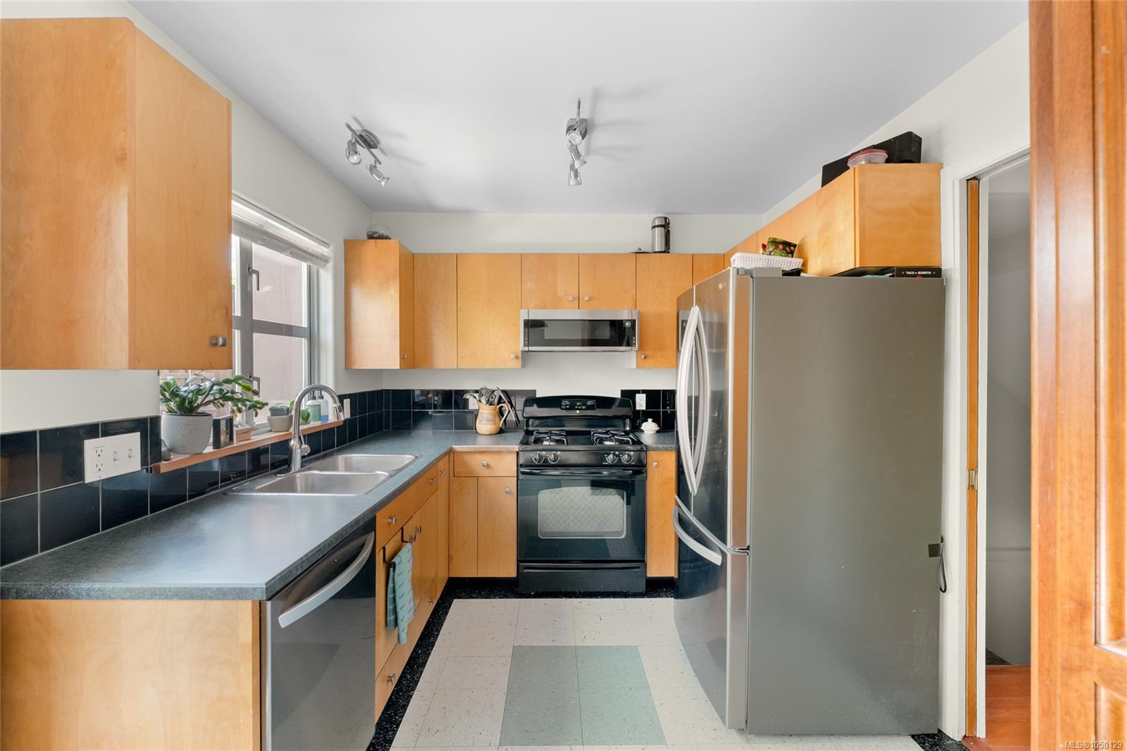 3154 Washington Ave — listing photo 10 of 31