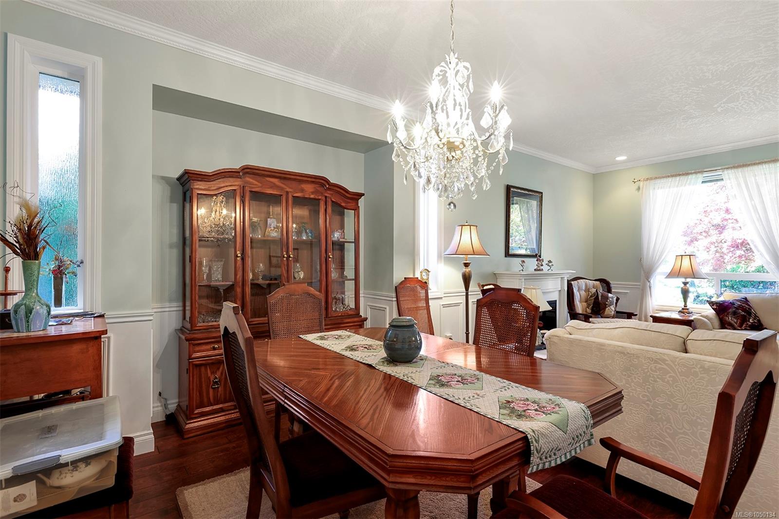 2561 Hebrides Cres — listing photo 13 of 35