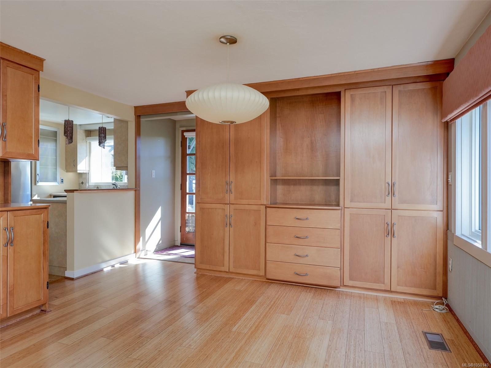 865 Bank St — listing photo 9 of 32