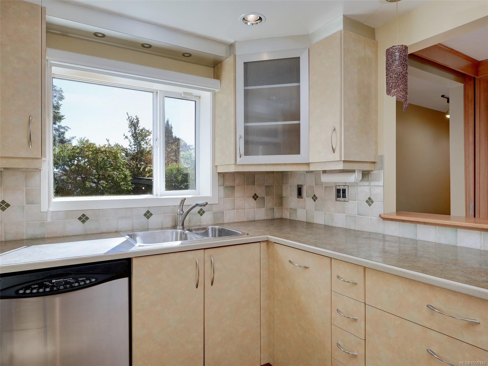 865 Bank St — listing photo 10 of 32