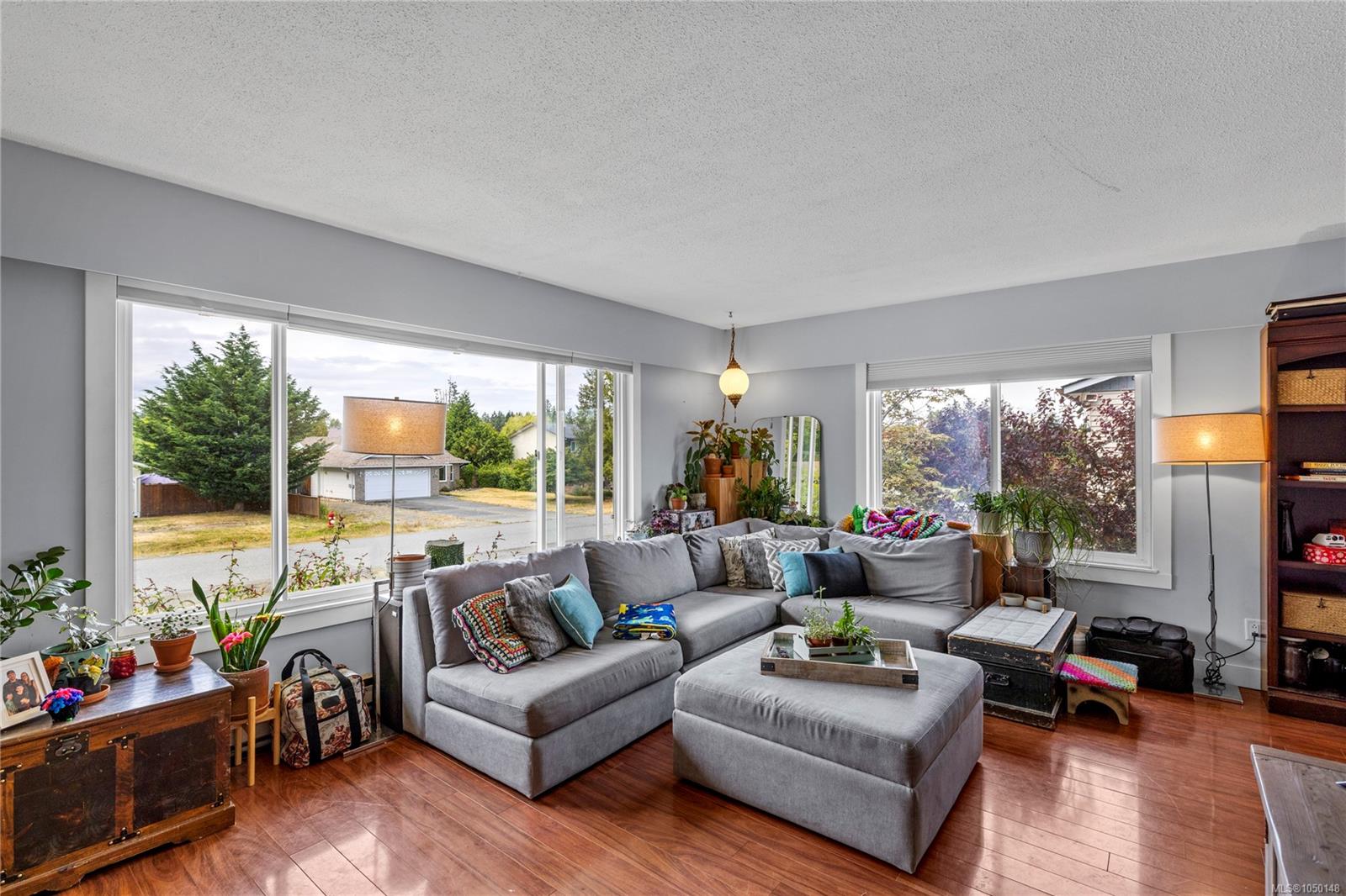 384 McKillop Dr photo 3