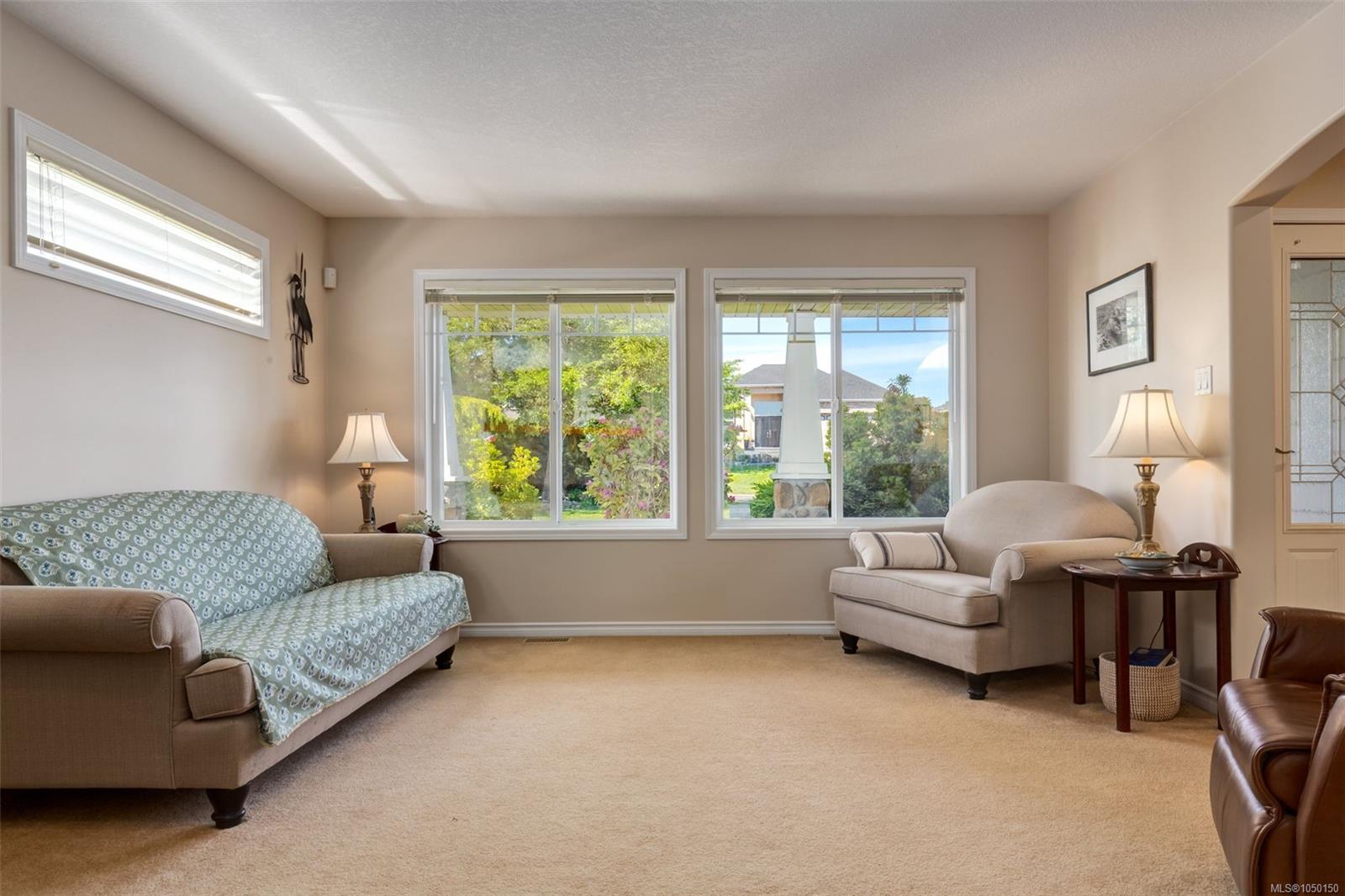 1153 Roberton Blvd — listing photo 9 of 53