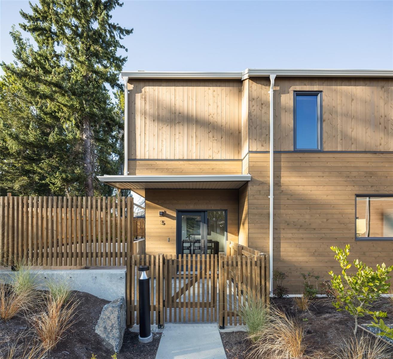 1520 Louise Pl, Saanich