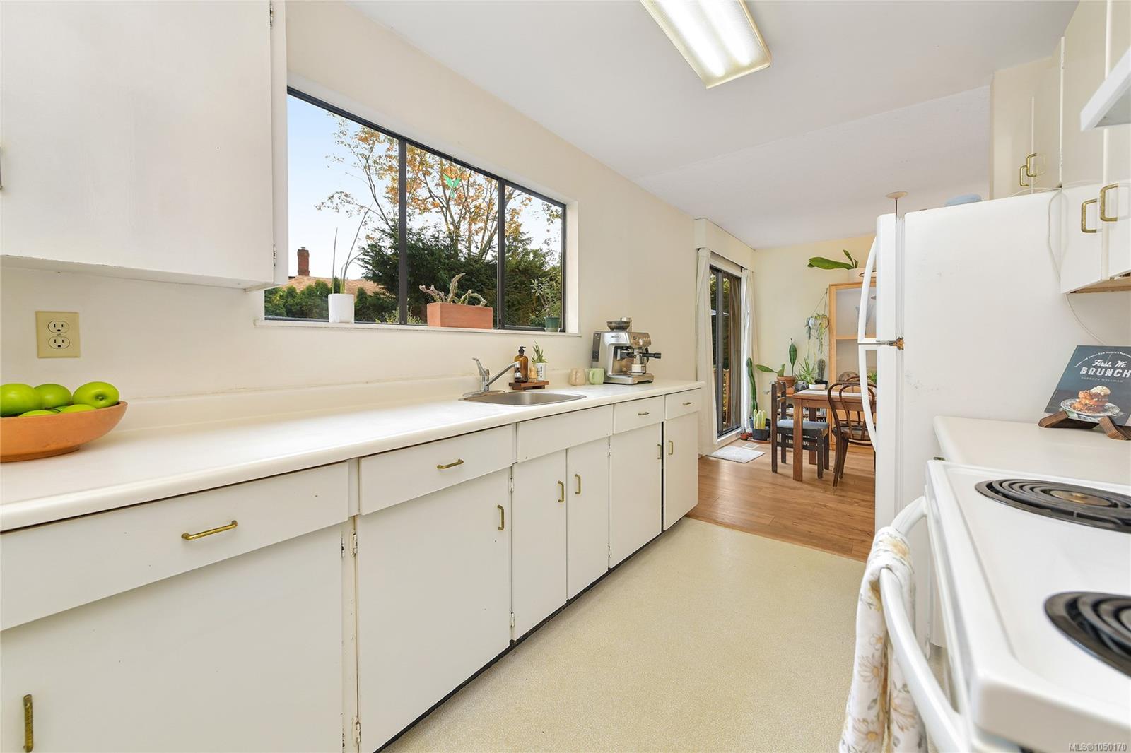 4039 Daffodil Pl — listing photo 11 of 39
