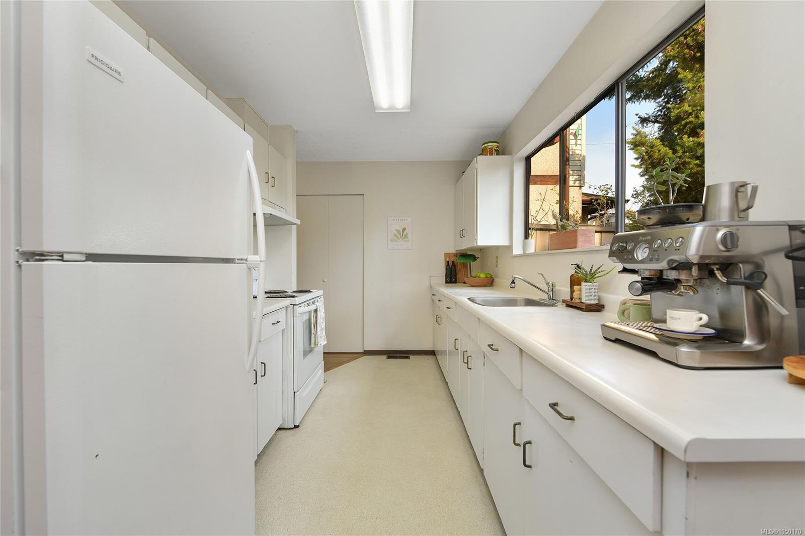 4039 Daffodil Pl — listing photo 12 of 39