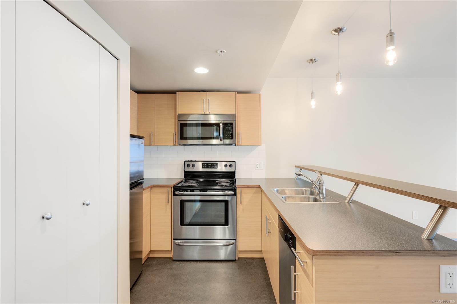 203-787 Tyee Rd — listing photo 11 of 55