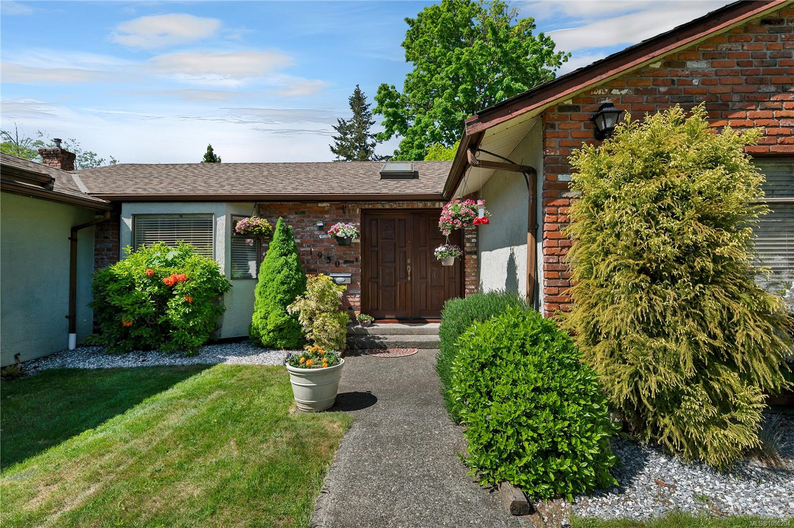 1930 Gillian Pl, Campbell River