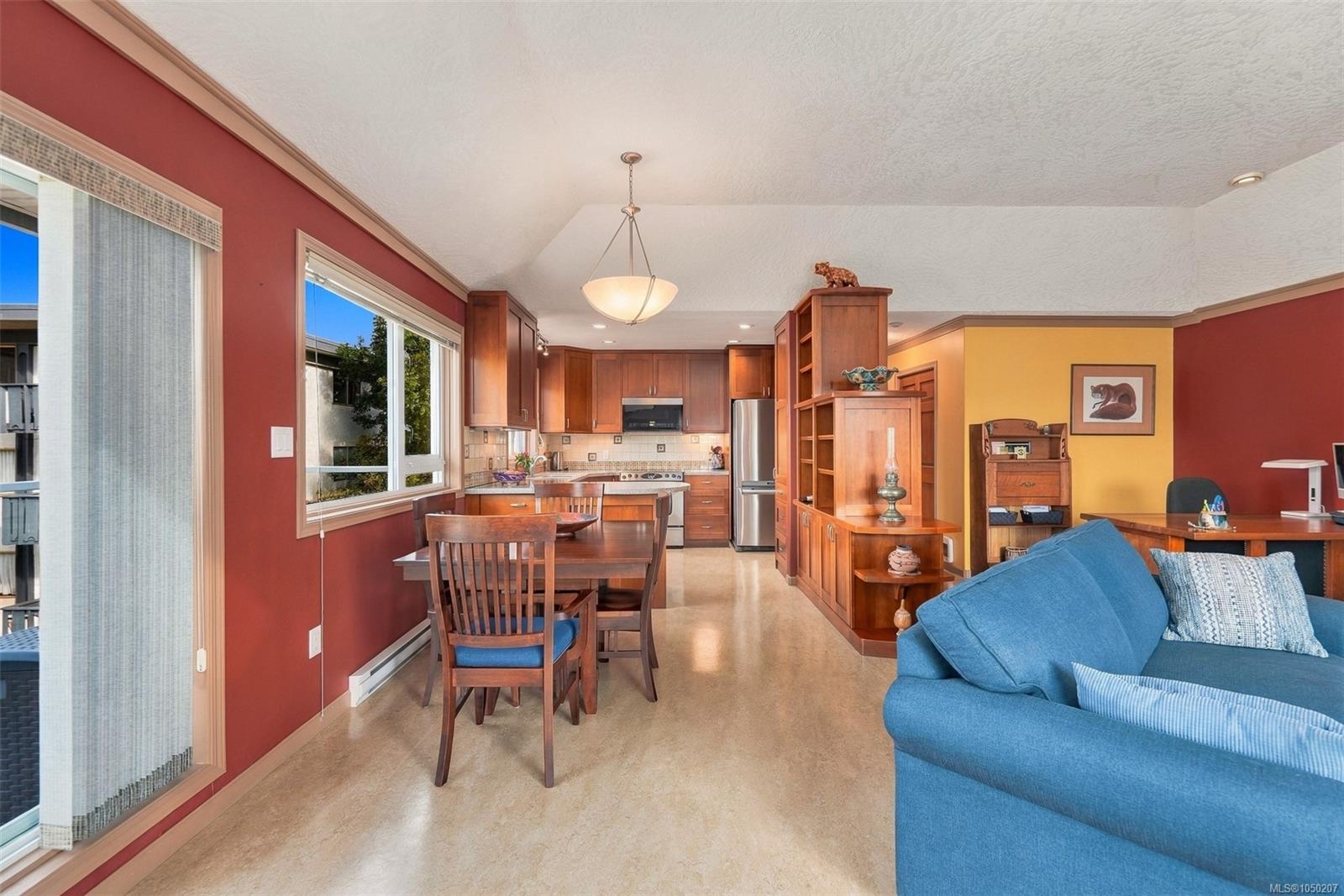 303-1158 Fairfield Rd — listing photo 11 of 29