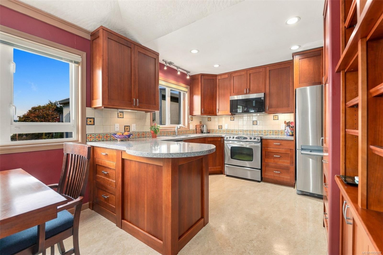 303-1158 Fairfield Rd — listing photo 3 of 29