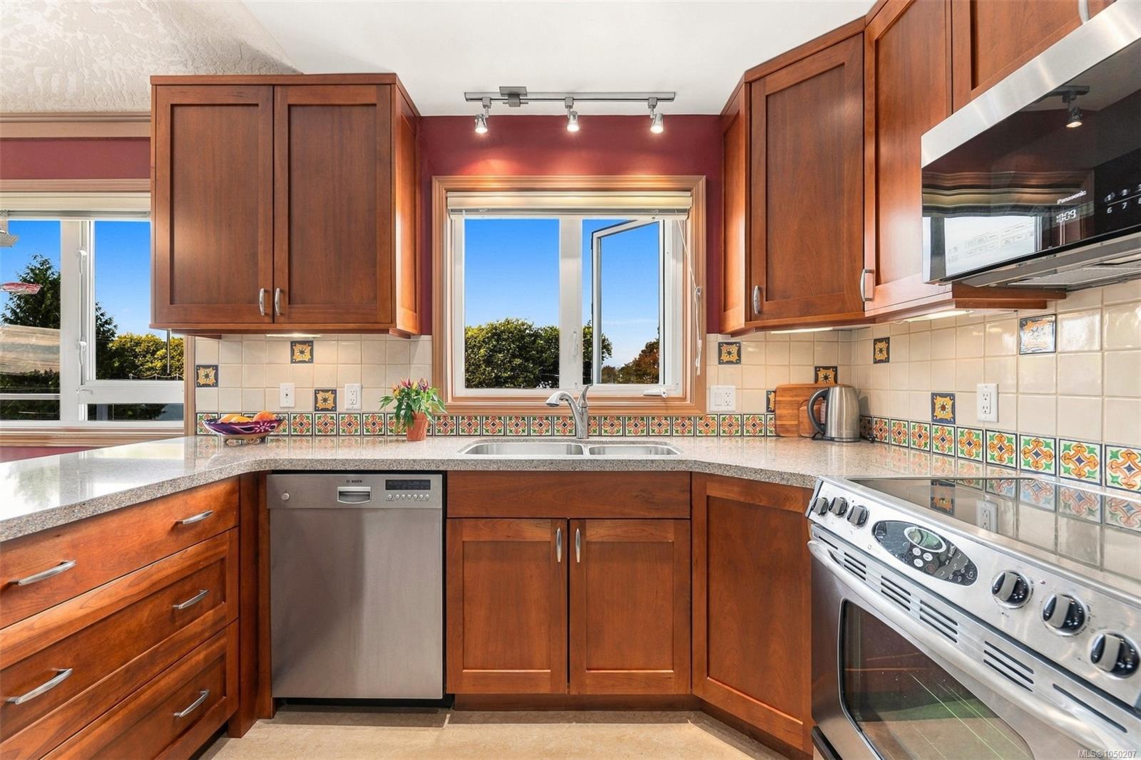 303-1158 Fairfield Rd — listing photo 4 of 29