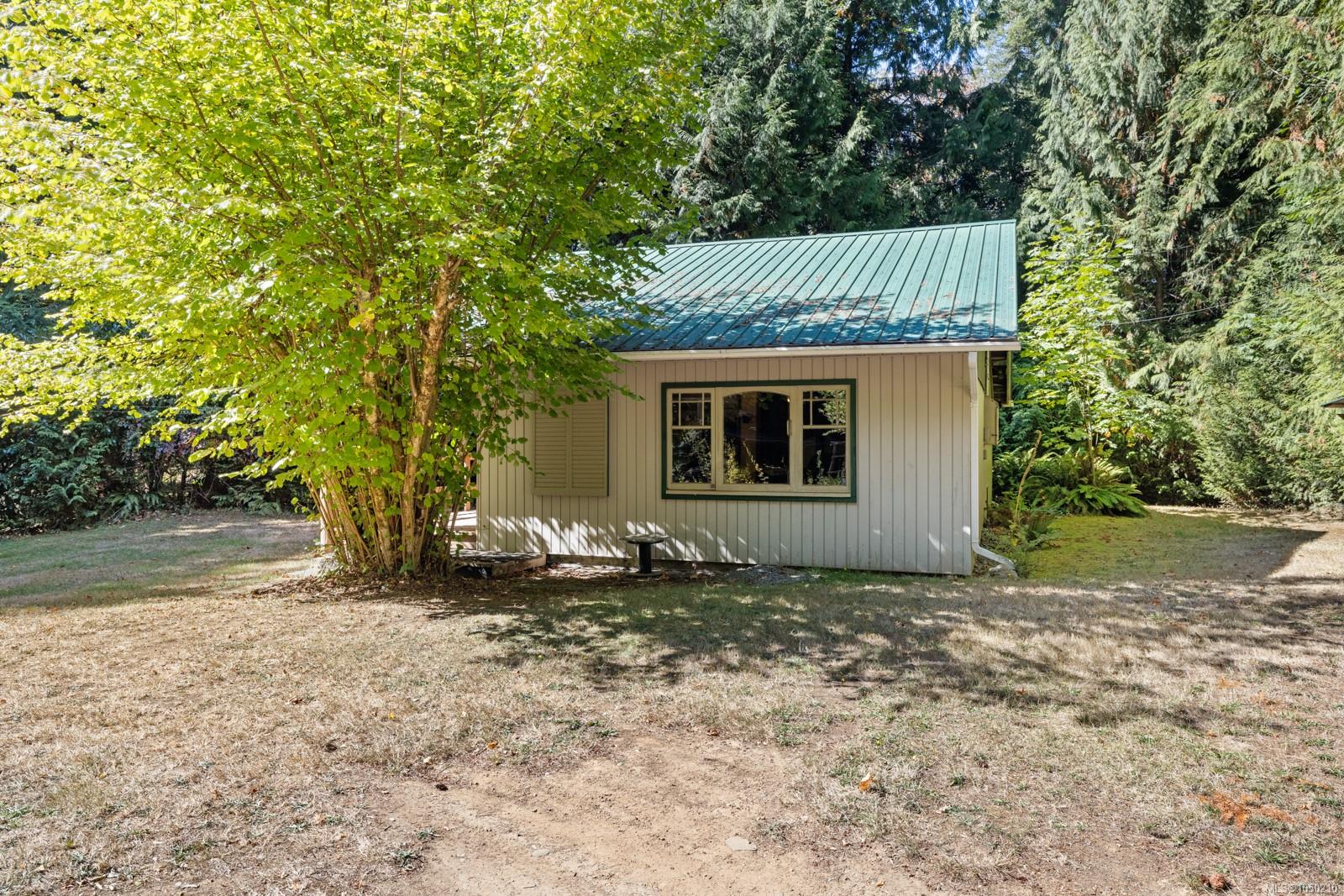 3175 Plumtree Rd — listing photo 3 of 35