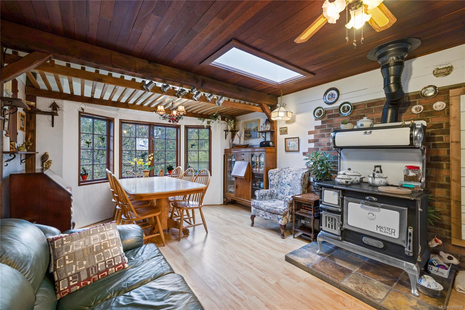 218 Sunningdale Rd — listing photo 11 of 22