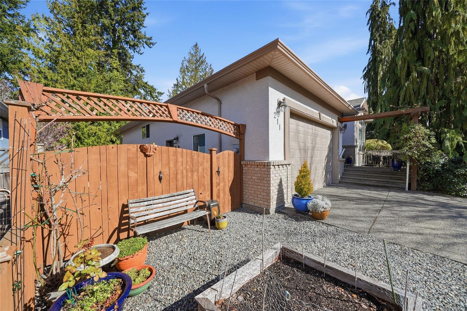 211 Saturna Dr — listing photo 13 of 60