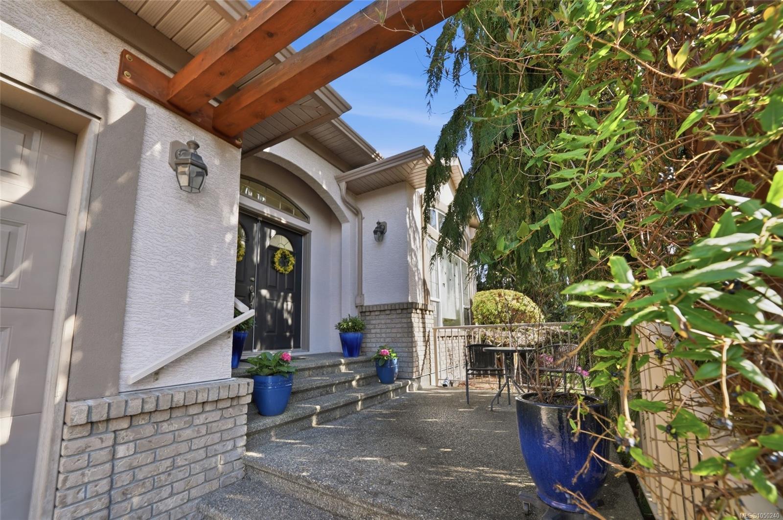 211 Saturna Dr photo 3