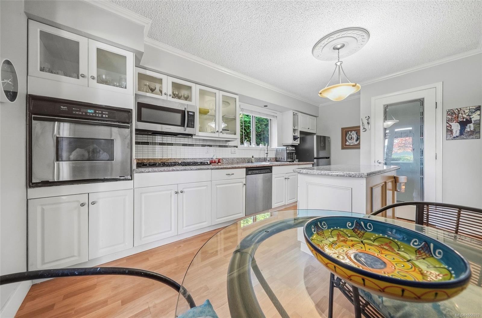 1843 Amelia Cres — listing photo 11 of 55