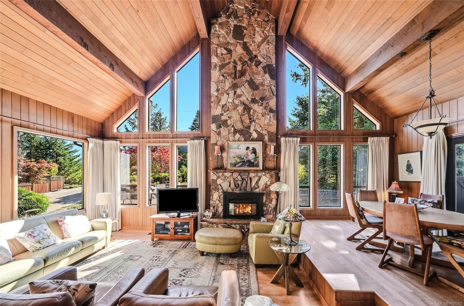 1843 Amelia Cres — listing photo 8 of 55