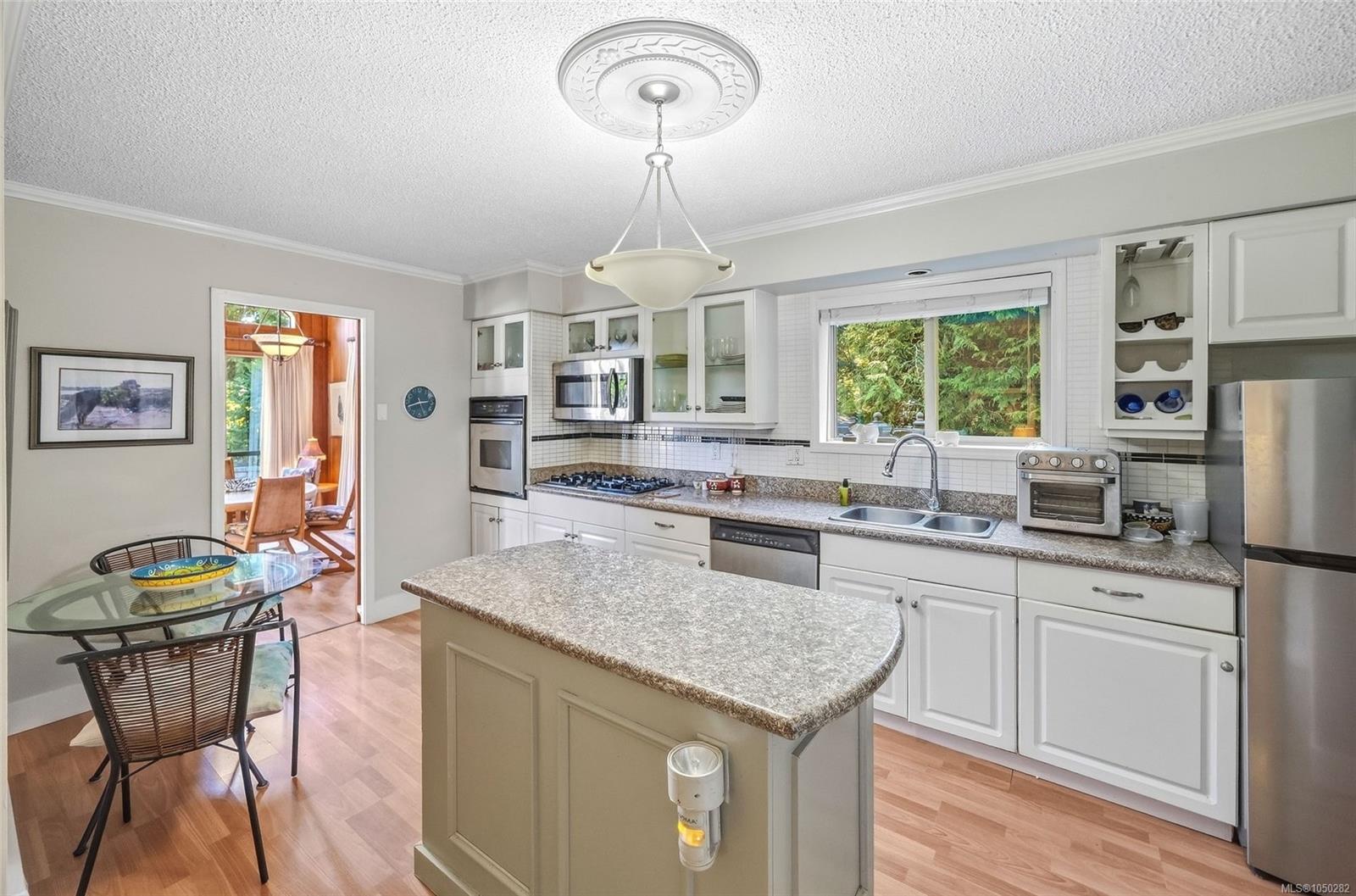 1843 Amelia Cres — listing photo 10 of 55