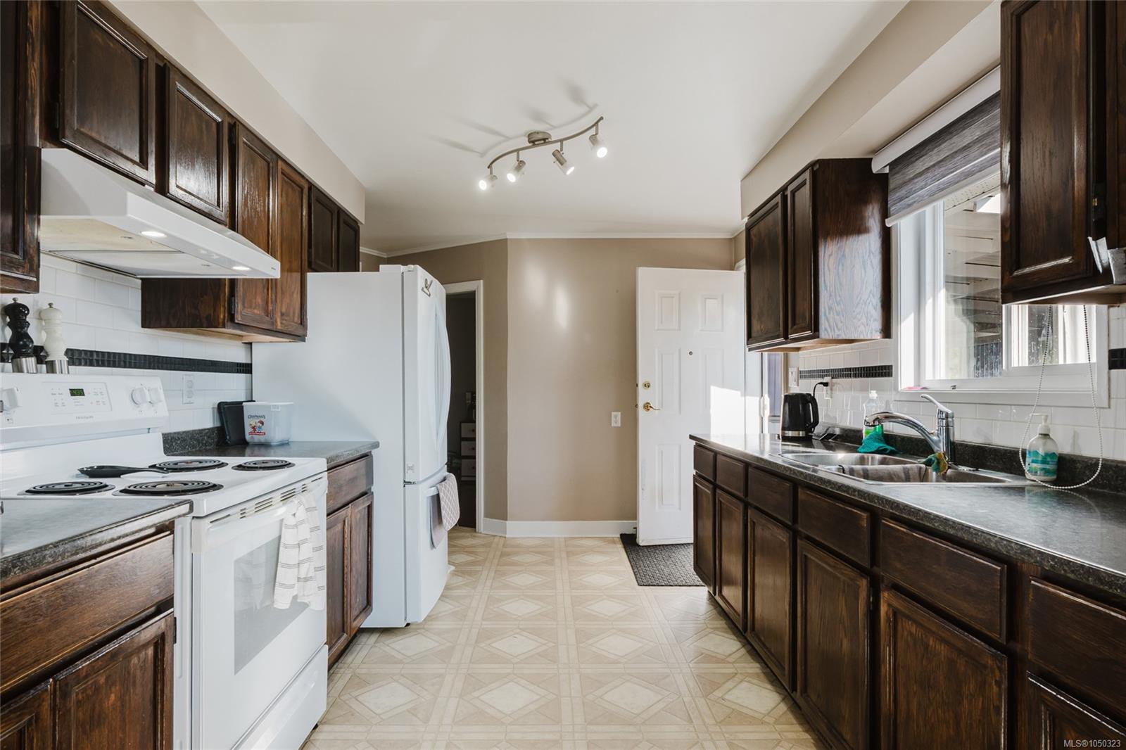 4374 Maitland St — listing photo 14 of 50