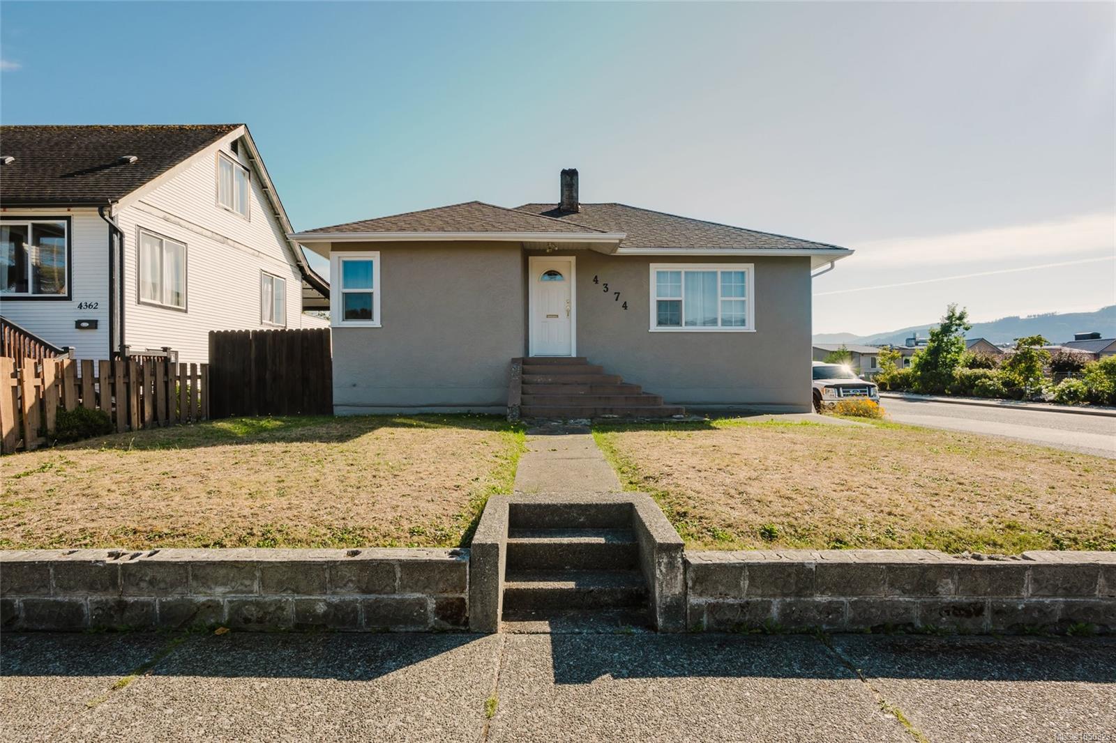 4374 Maitland St — listing photo 3 of 50