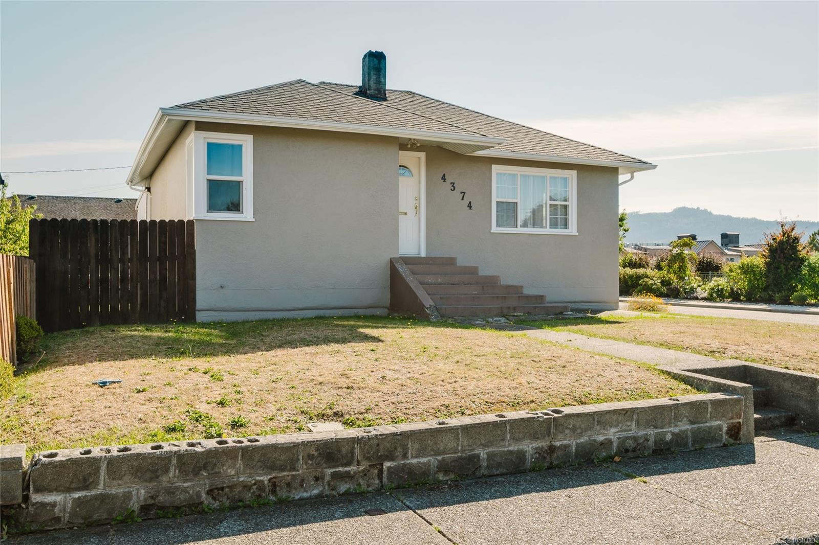 4374 Maitland St — listing photo 4 of 50