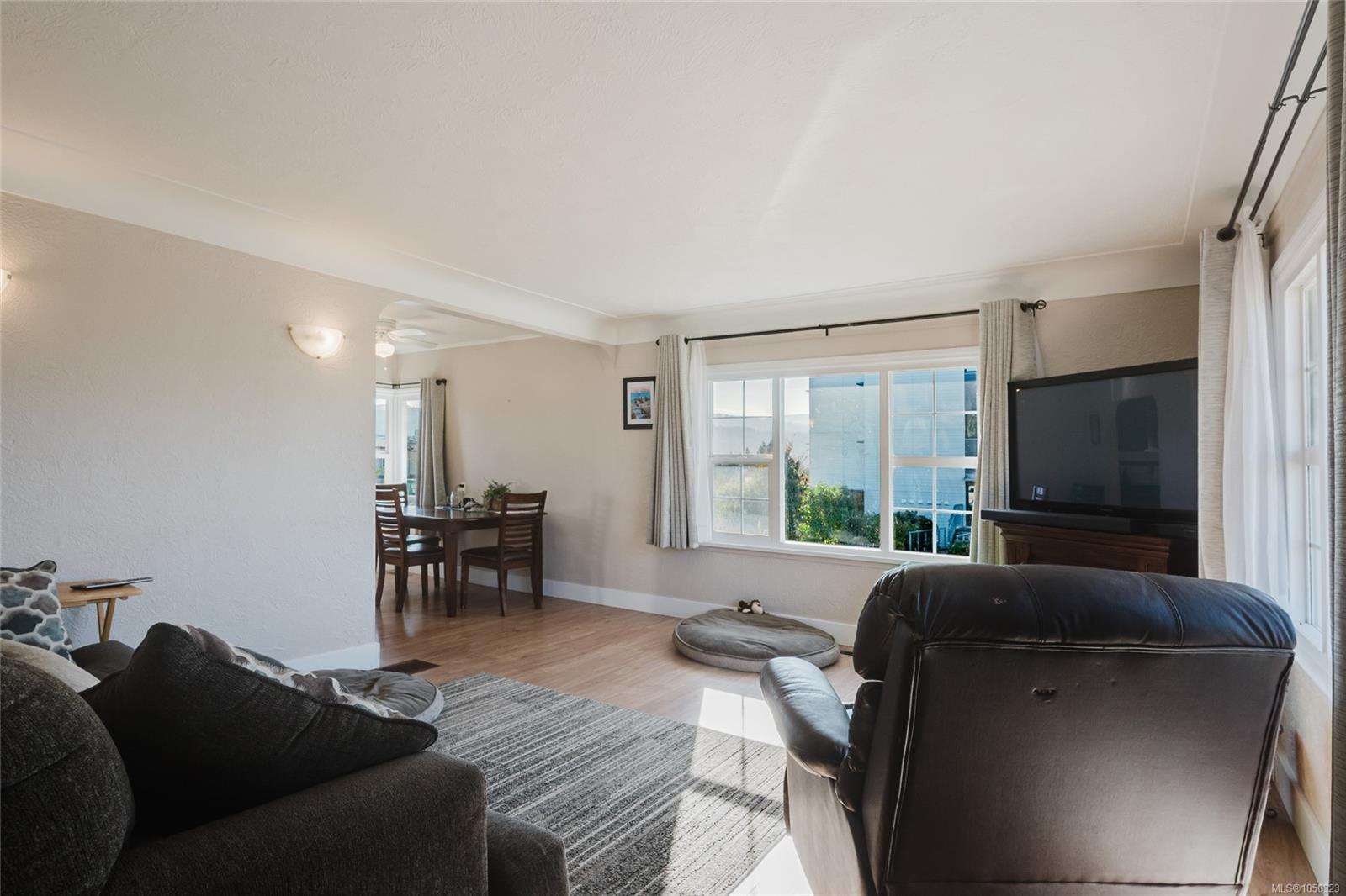 4374 Maitland St — listing photo 7 of 50