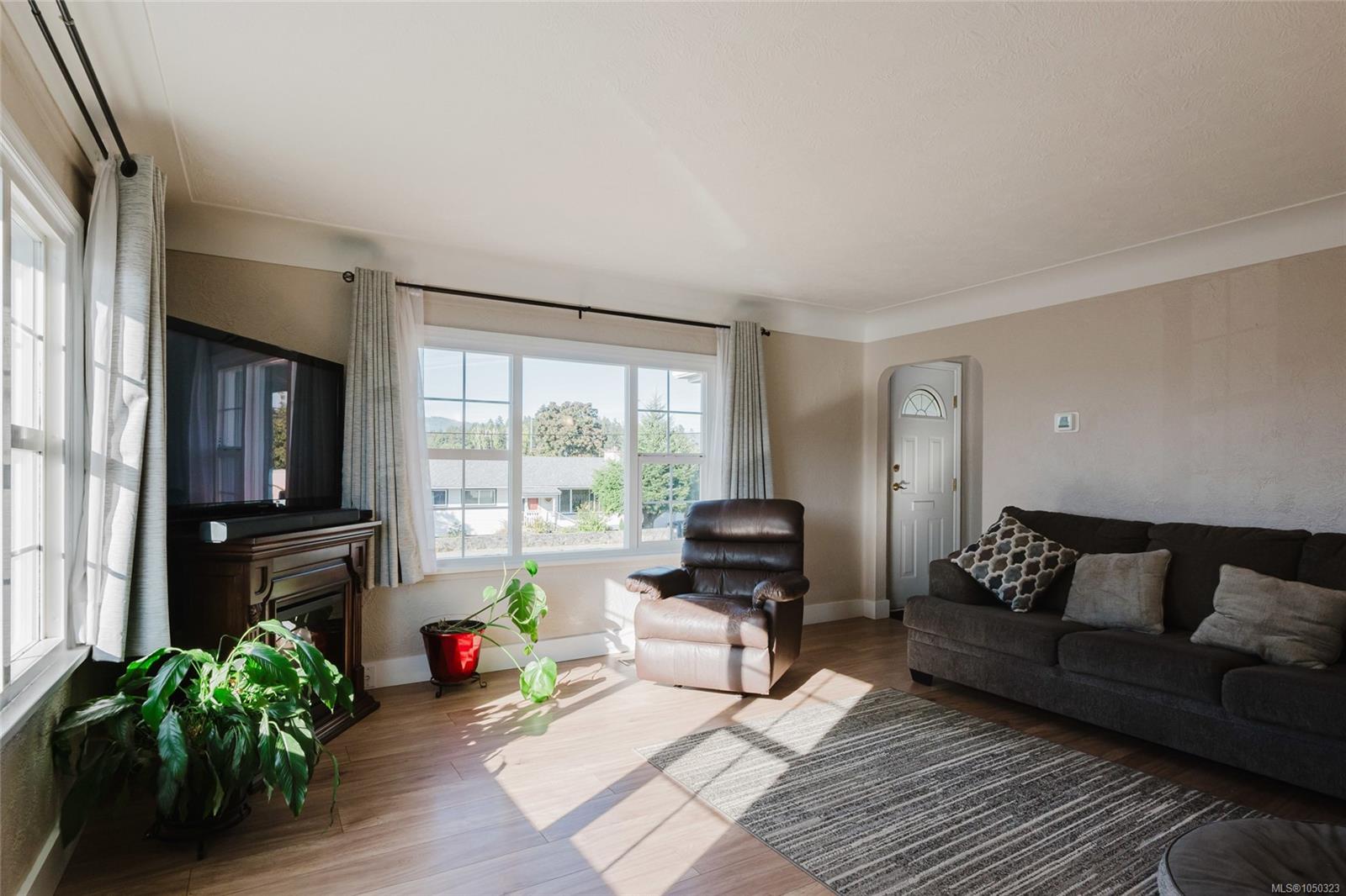 4374 Maitland St — listing photo 10 of 50