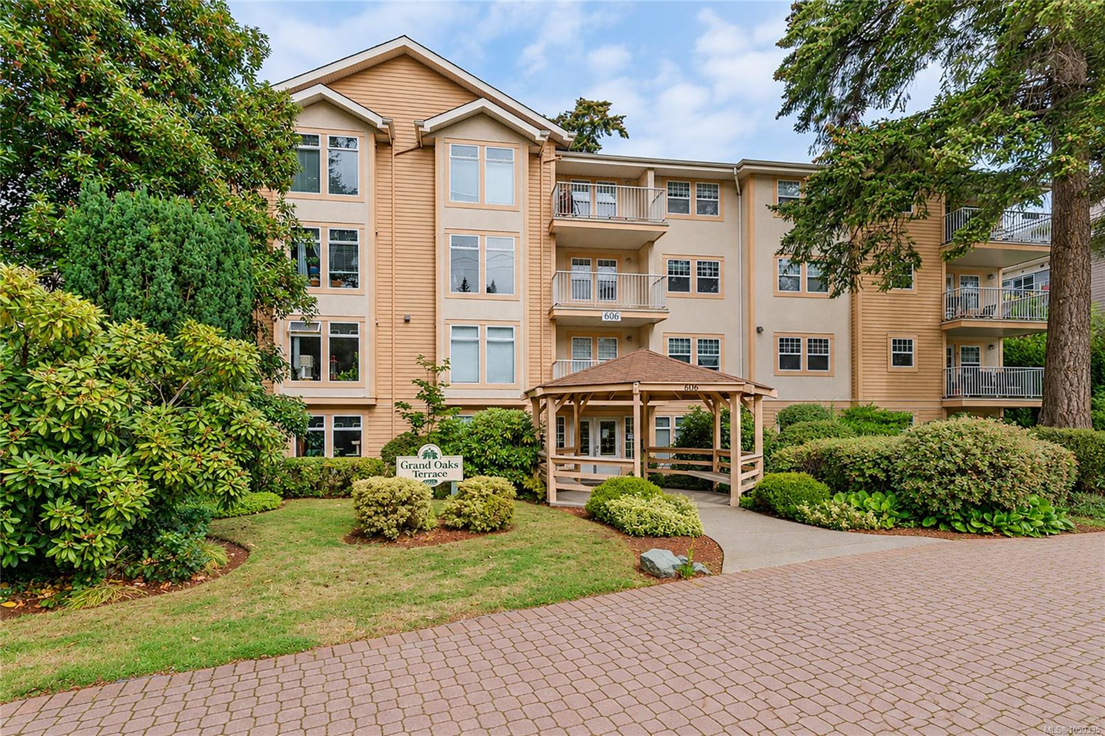 105-606 Goldstream Ave — listing photo 2 of 31