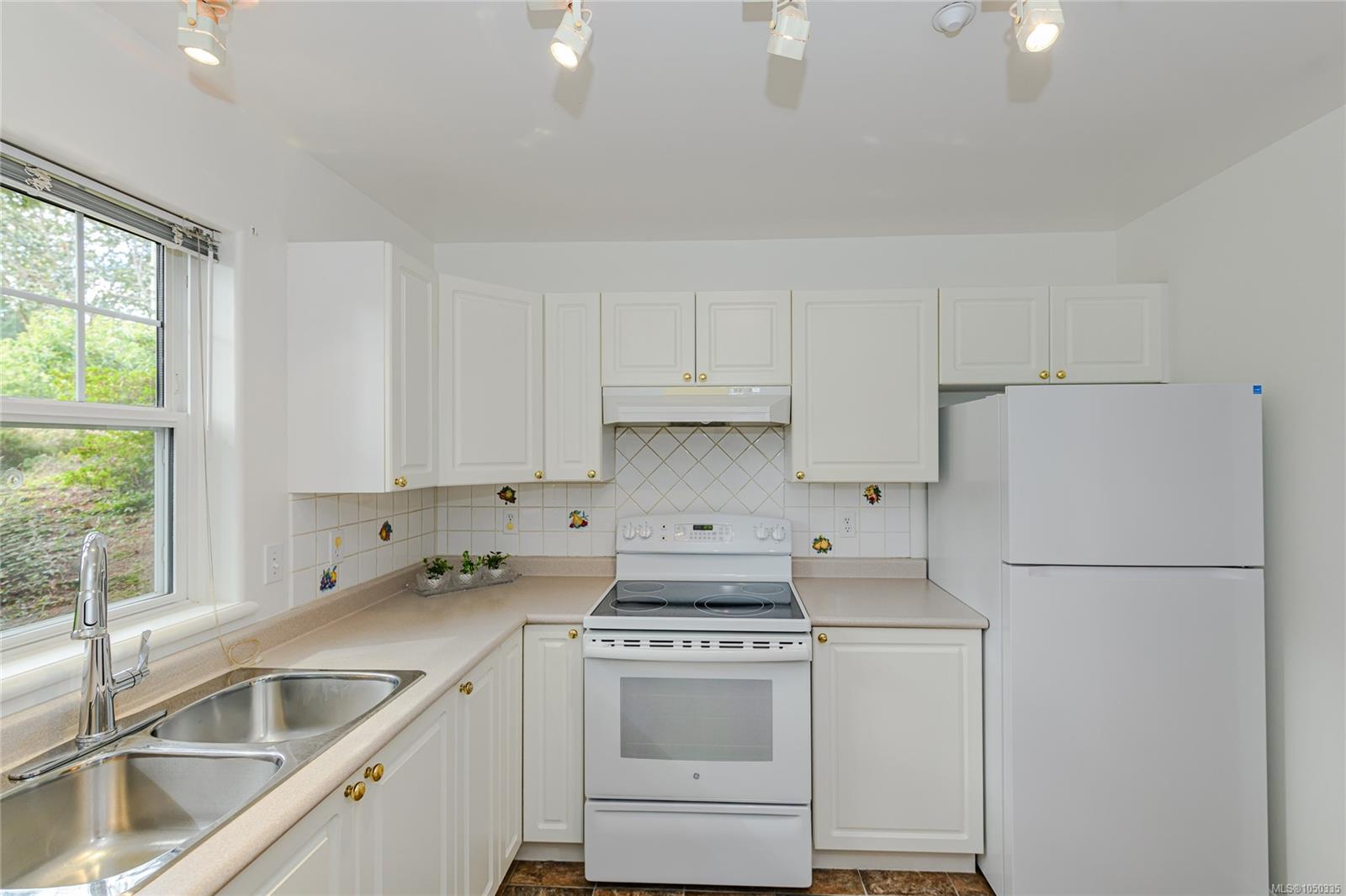 105-606 Goldstream Ave — listing photo 9 of 31