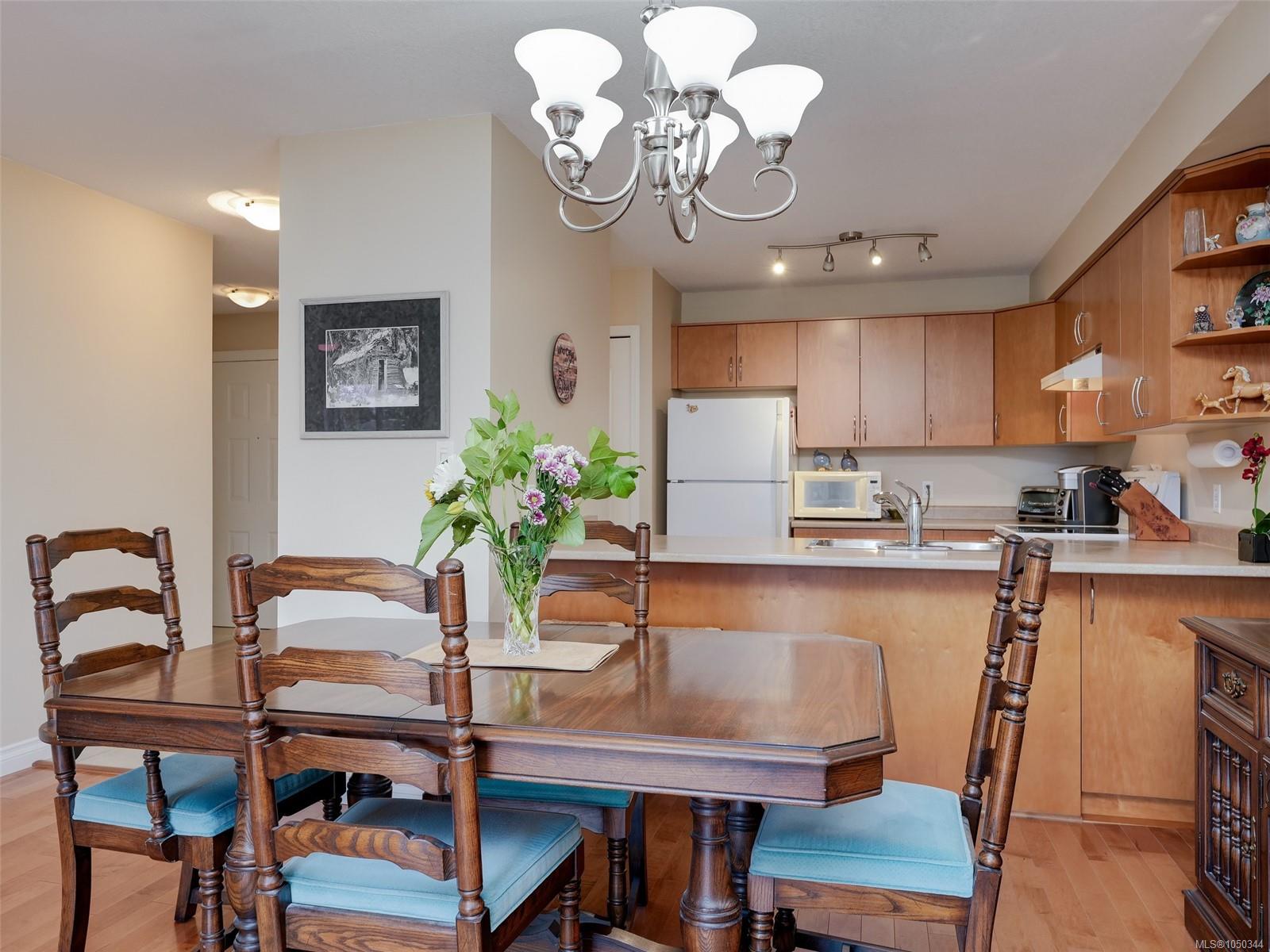 202-7070 West Saanich Rd — listing photo 7 of 28
