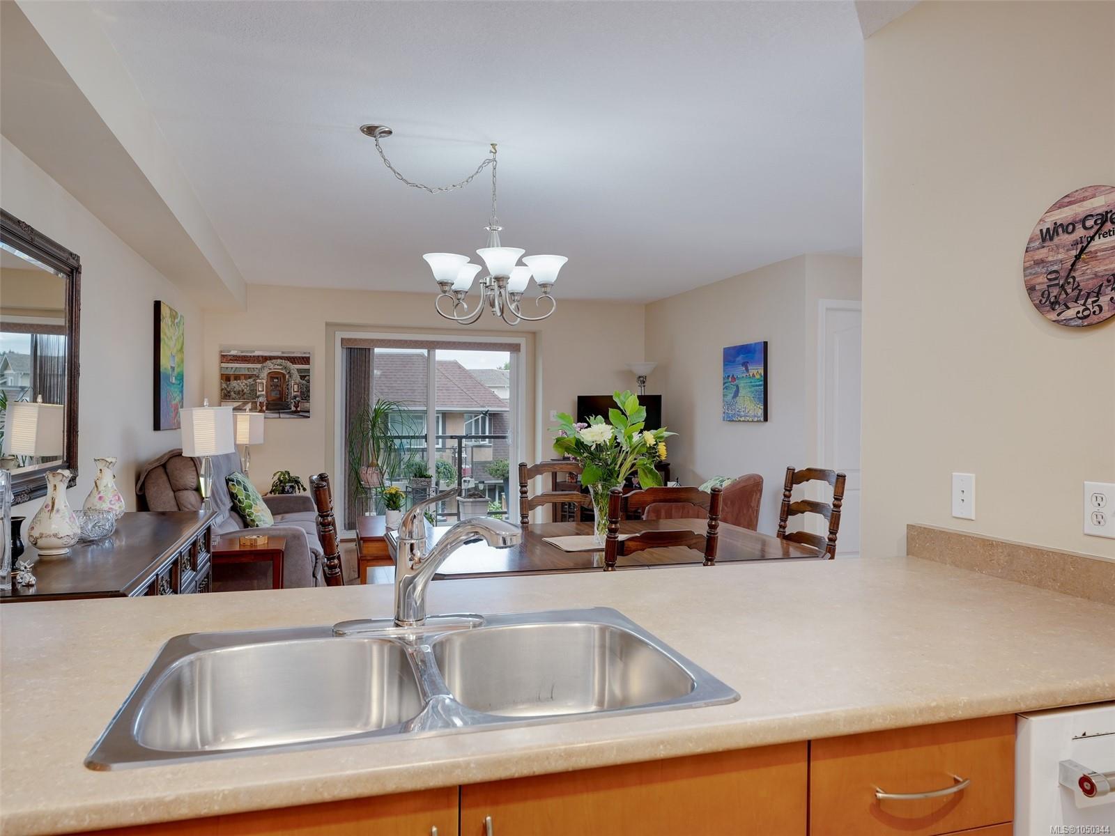 202-7070 West Saanich Rd — listing photo 10 of 28