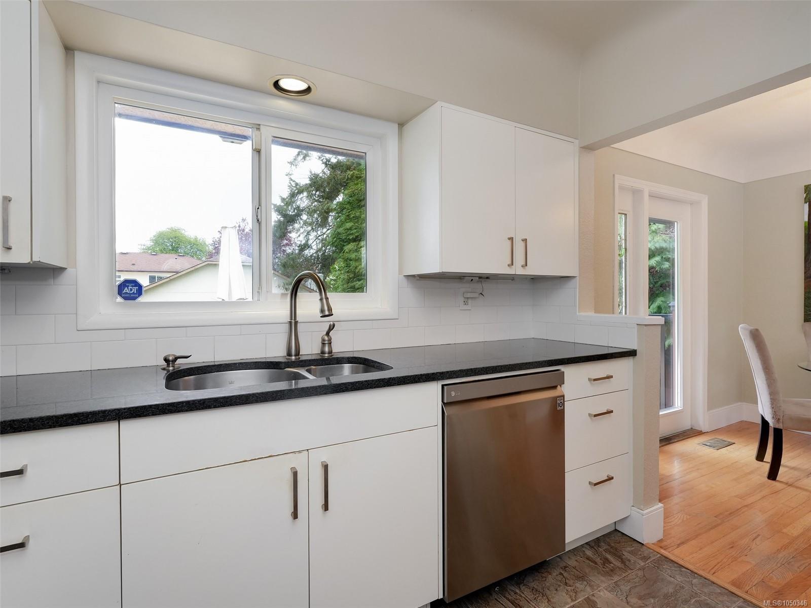 530 Dumeresq St — listing photo 10 of 46