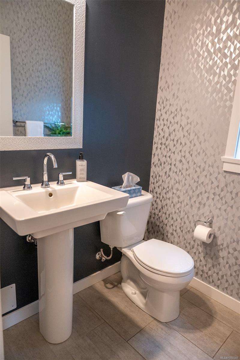 398 Bonaparte St — listing photo 12 of 54