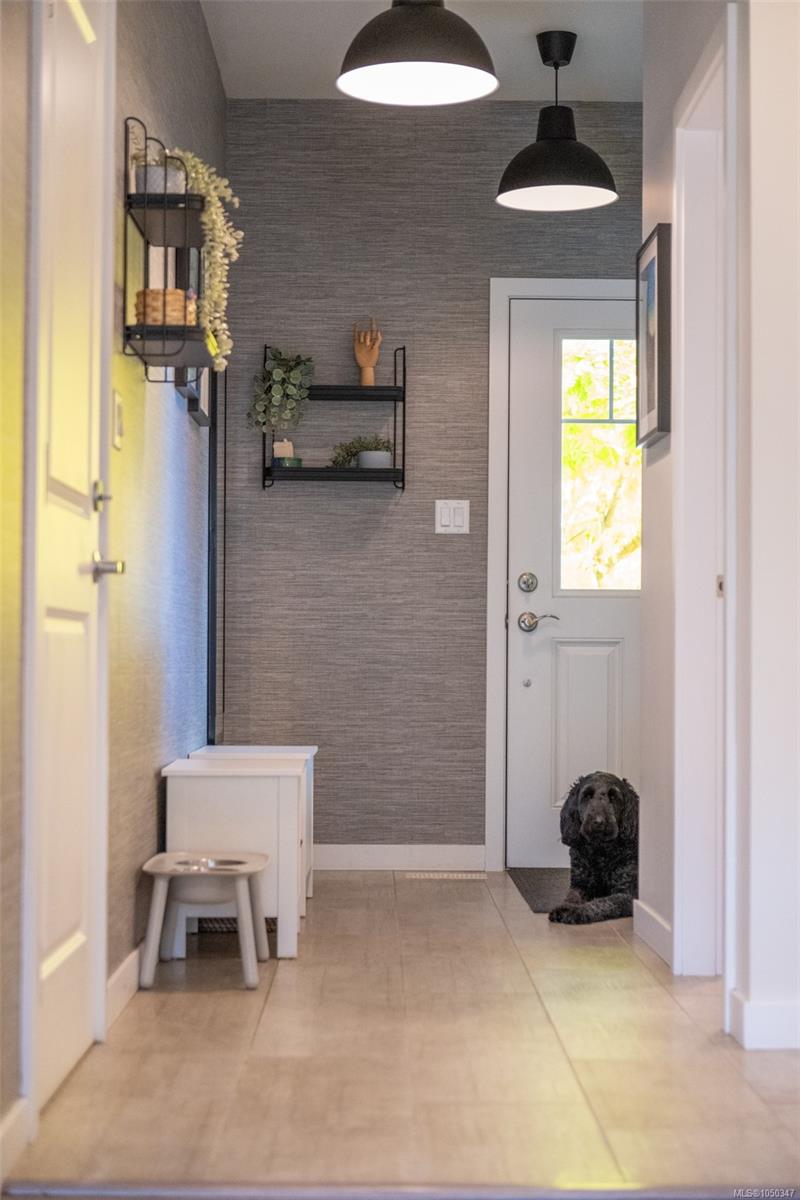 398 Bonaparte St — listing photo 8 of 54