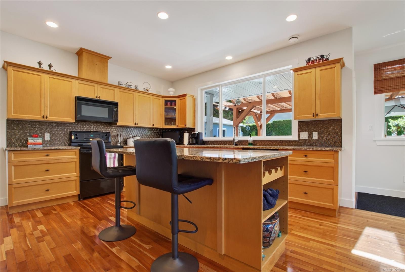 3192 Gibbins Rd — listing photo 11 of 64