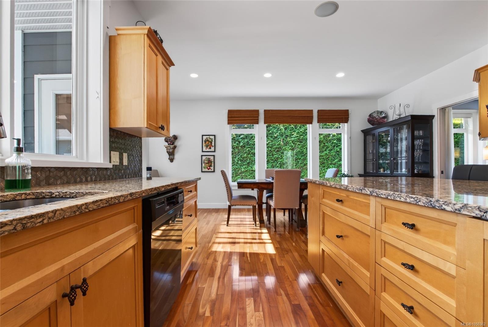 3192 Gibbins Rd — listing photo 12 of 64