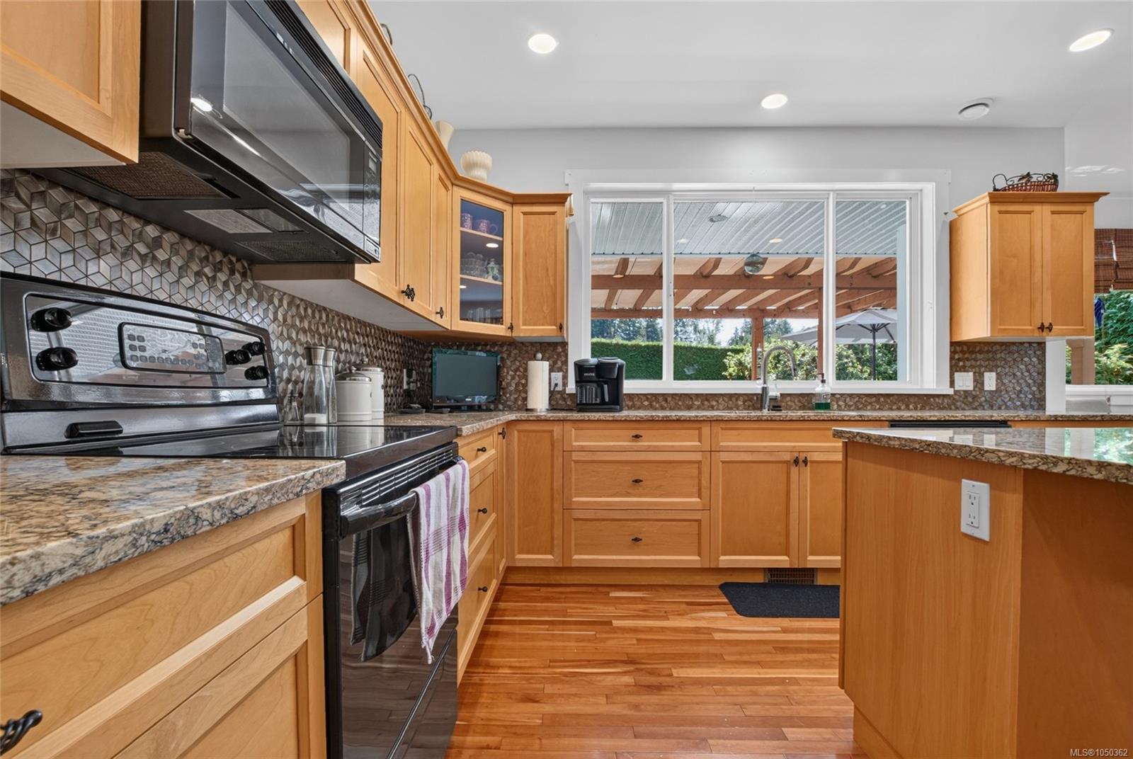 3192 Gibbins Rd — listing photo 13 of 64