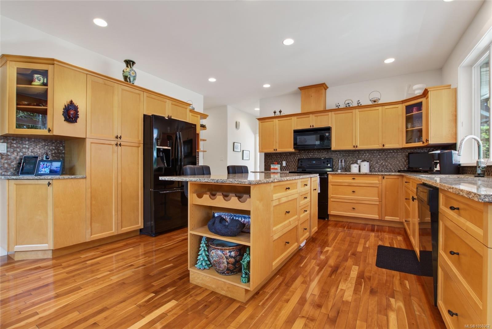 3192 Gibbins Rd — listing photo 14 of 64