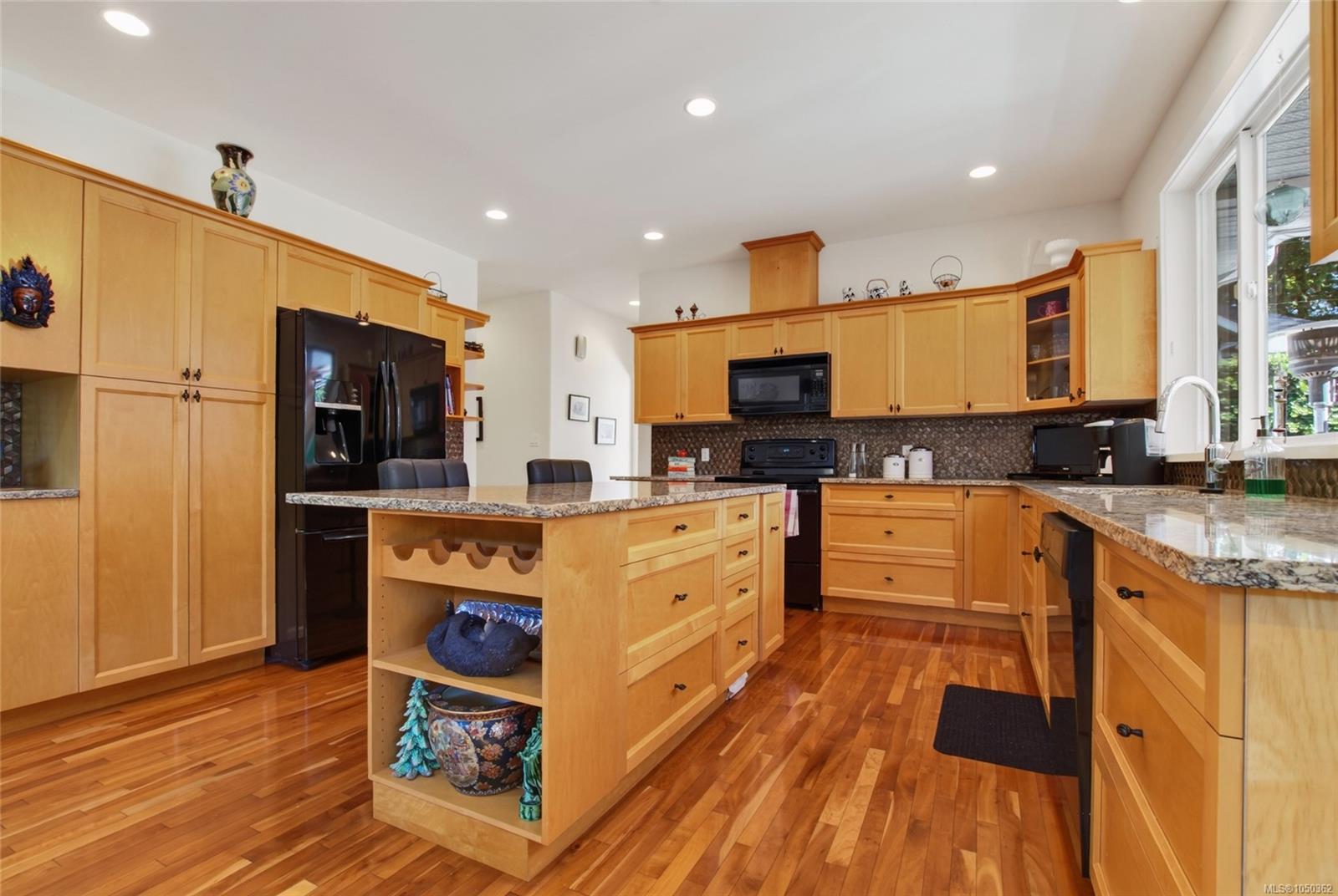 3192 Gibbins Rd — listing photo 8 of 64