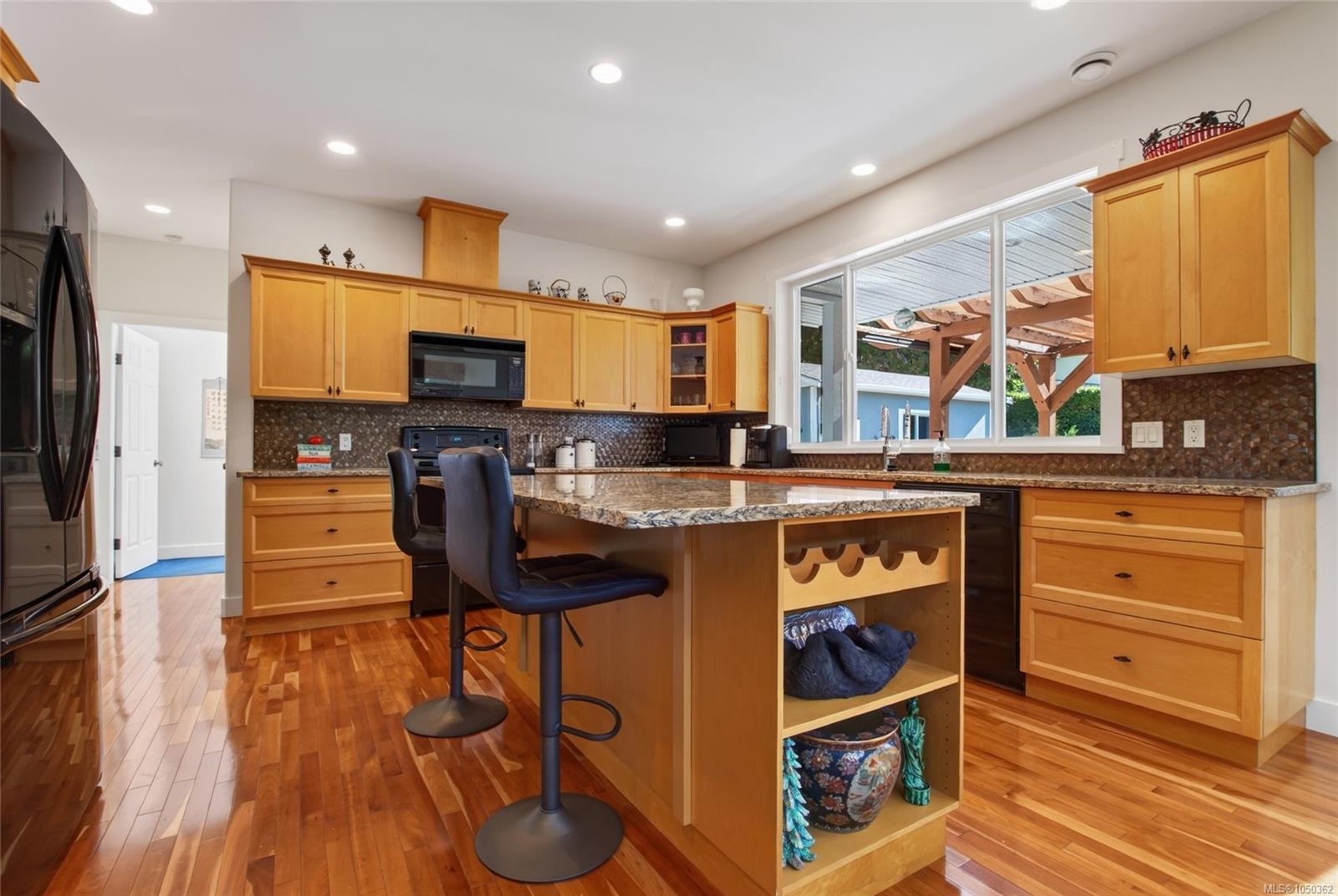 3192 Gibbins Rd — listing photo 9 of 64