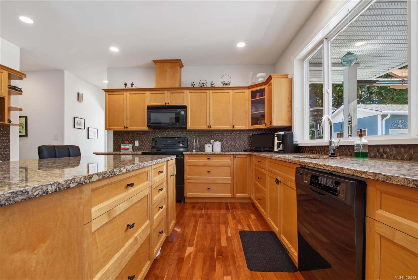 3192 Gibbins Rd — listing photo 10 of 64